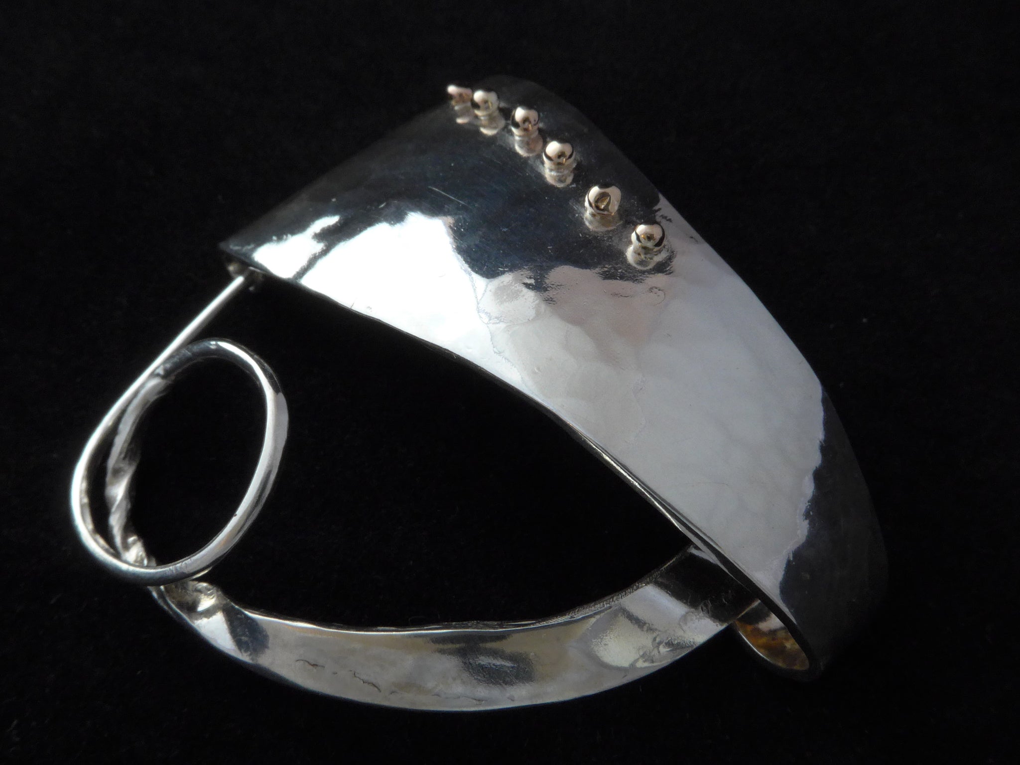 Zilveren fibula met gouden granules