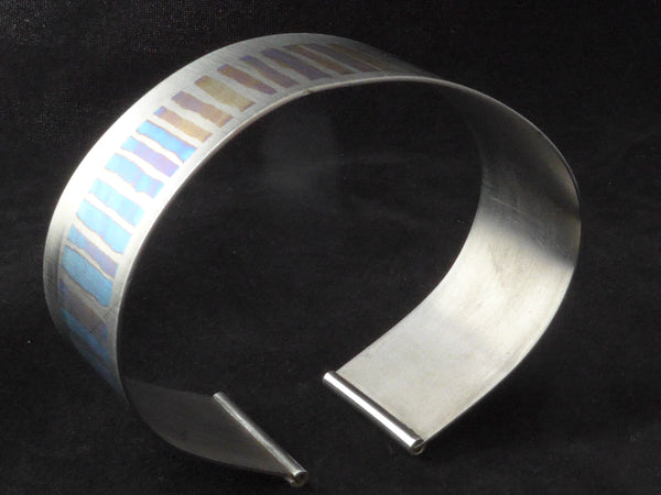 Titanium armband met blauw geanodiseerde tinten