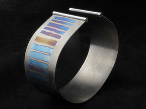 Titanium armband met blauw geanodiseerde tinten