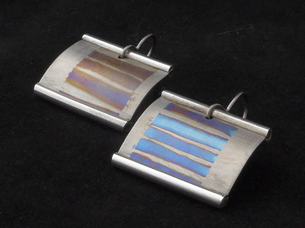 Titanium oorhangers met blauw geanodiseerde tinten