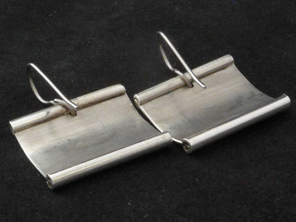 Titanium oorhangers met blauw geanodiseerde tinten