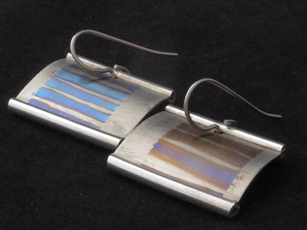 Titanium oorhangers met blauw geanodiseerde tinten