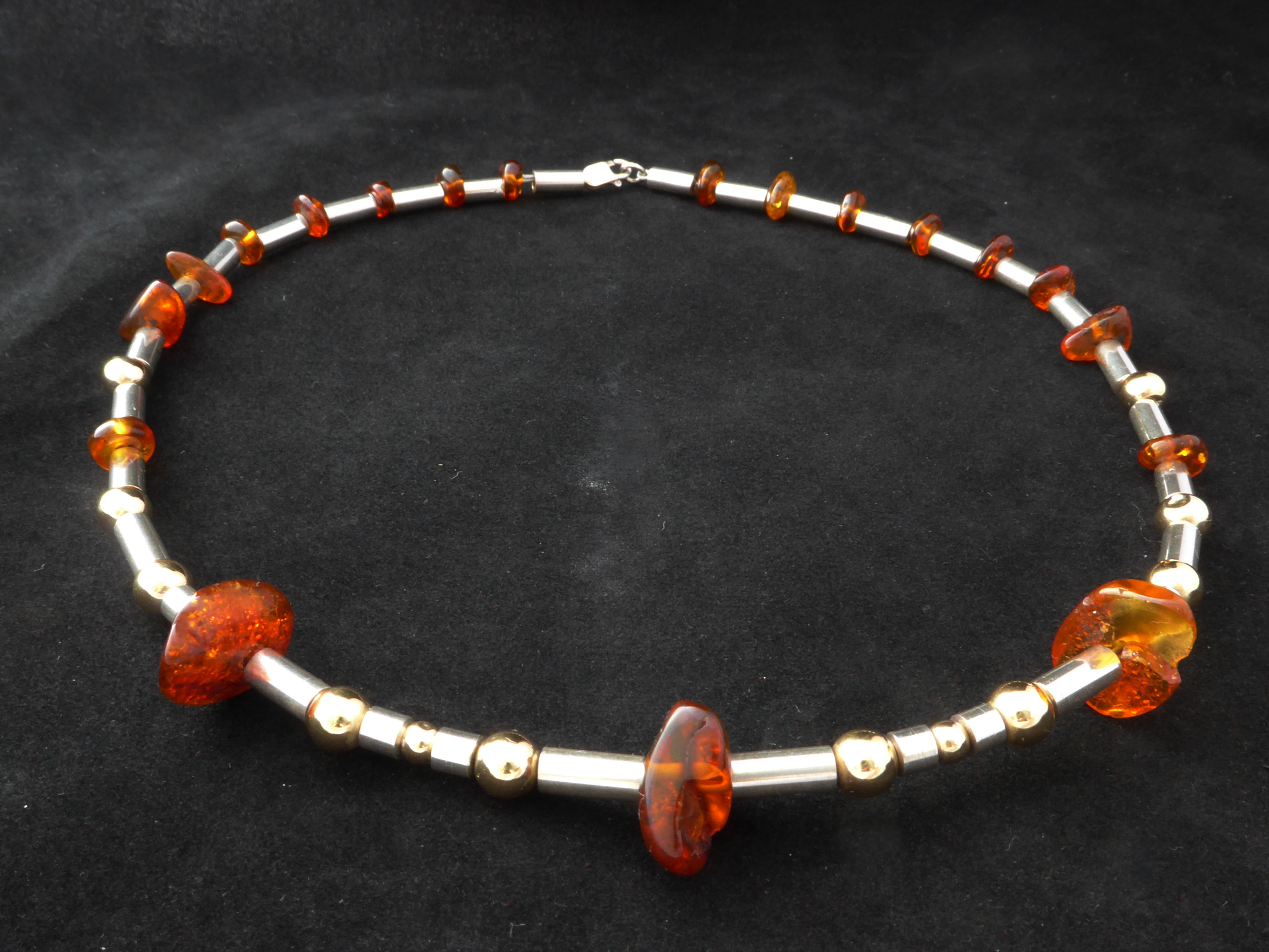 Zilveren collier met Barnsteen en Gold filled bolletjes