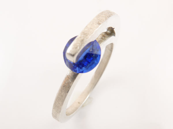 Zilveren ring met koningsblauwe kristal