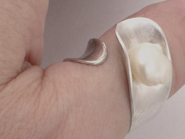 Zilveren ring met grote, witte Barok parel