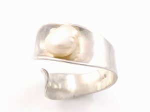 Zilveren ring met grote, witte Barok parel