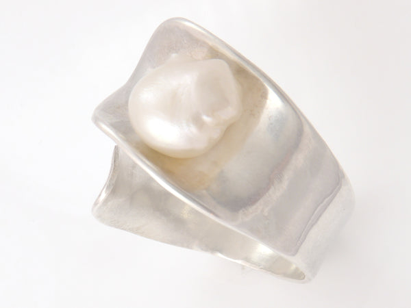 Zilveren ring met grote, witte Barok parel