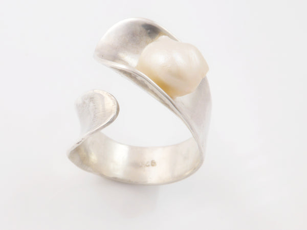Zilveren ring met grote, witte Barok parel