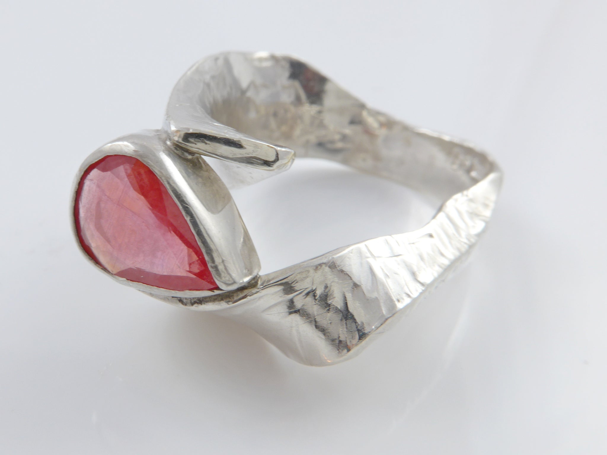 Zilveren ring met rode Saffier