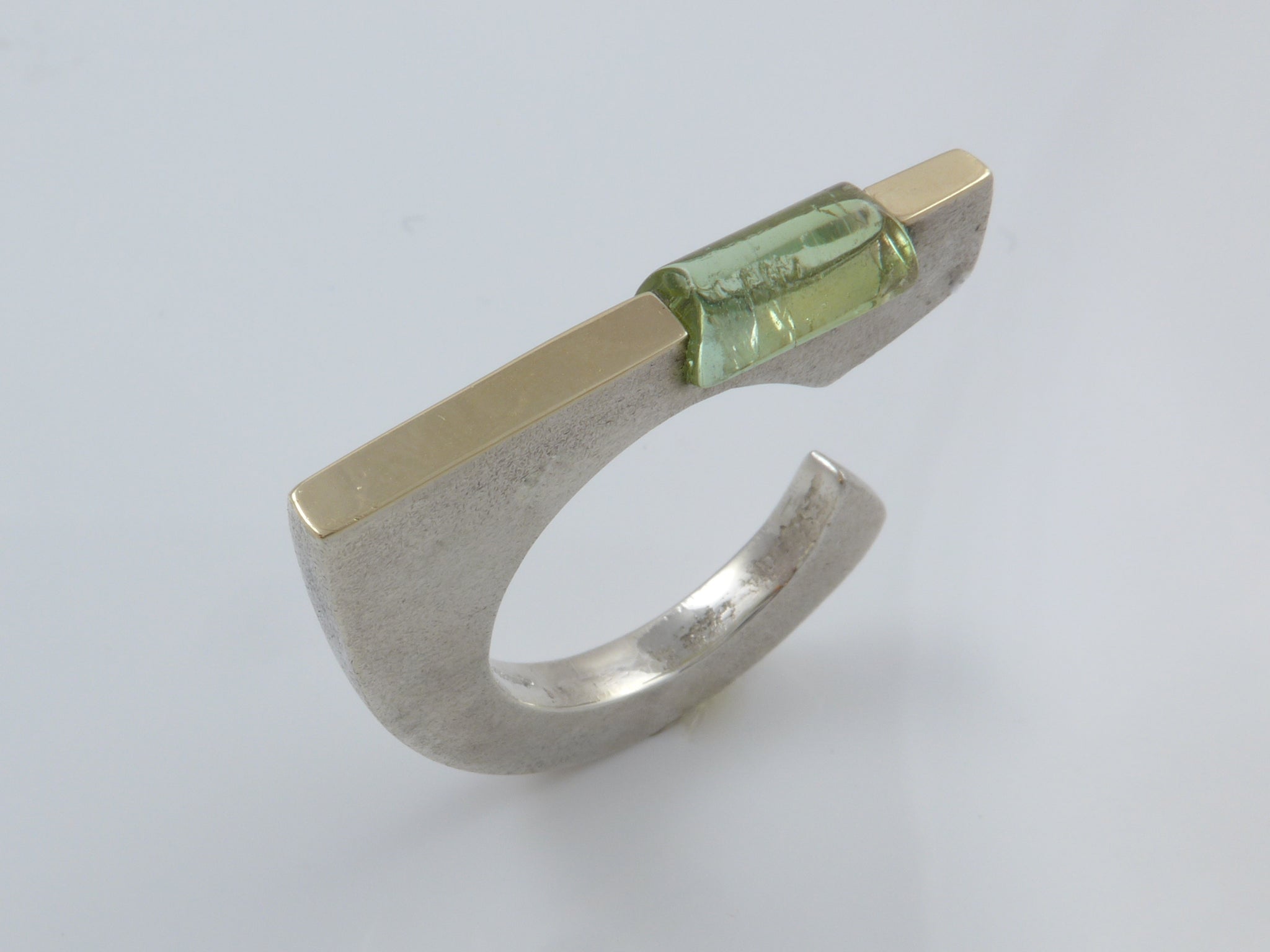 Goud en zilveren ring met lichtgroene Toermalijn