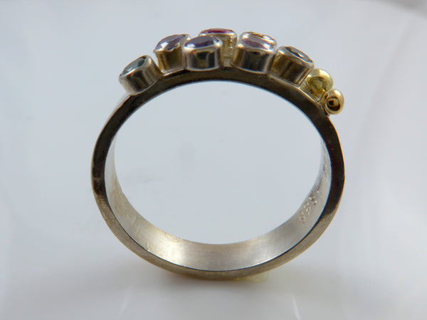  Zilveren ring met 7 kleuren Zirconia's en geelgouden granules