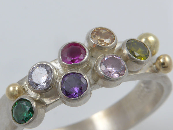  Zilveren ring met 7 kleuren Zirconia's en geelgouden granules