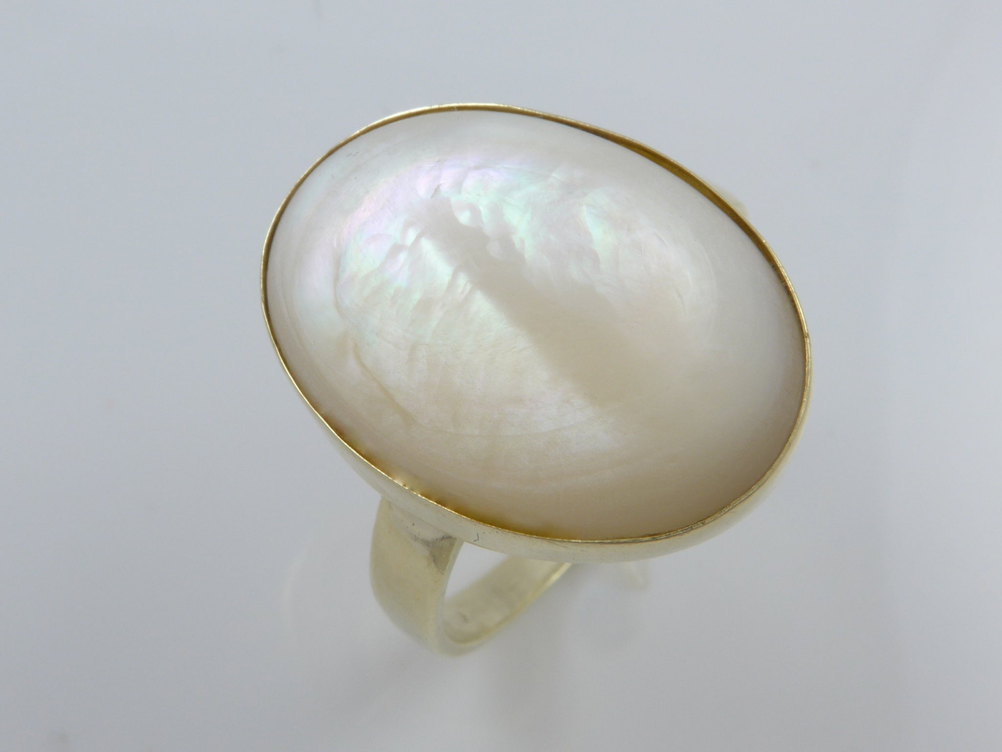 Geelgouden ring met witte Parelmoer schelp