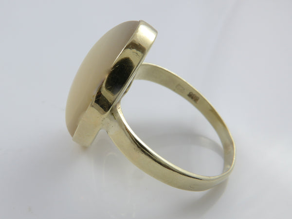 Geelgouden ring met witte Parelmoer schelp