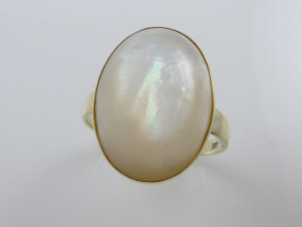 Geelgouden ring met witte Parelmoer schelp