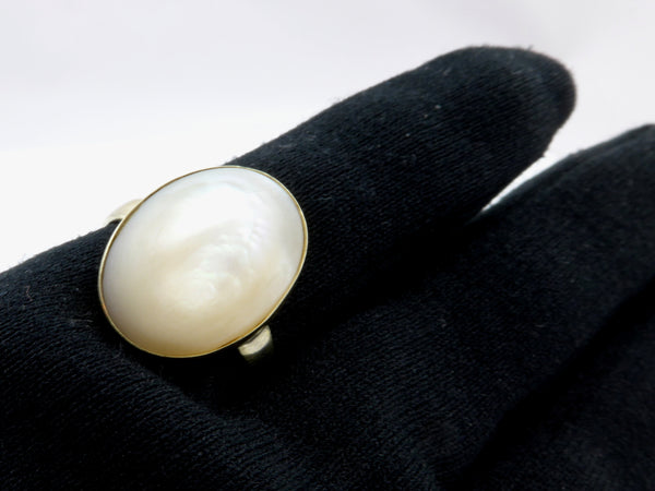 Geelgouden ring met witte Parelmoer schelp