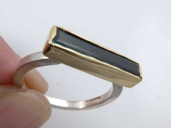Groene Toermalijn in gouden zetting en zilveren ring