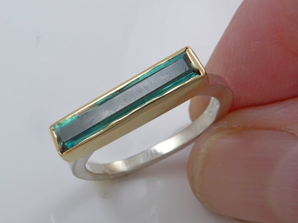 Groene Toermalijn in gouden zetting en zilveren ring