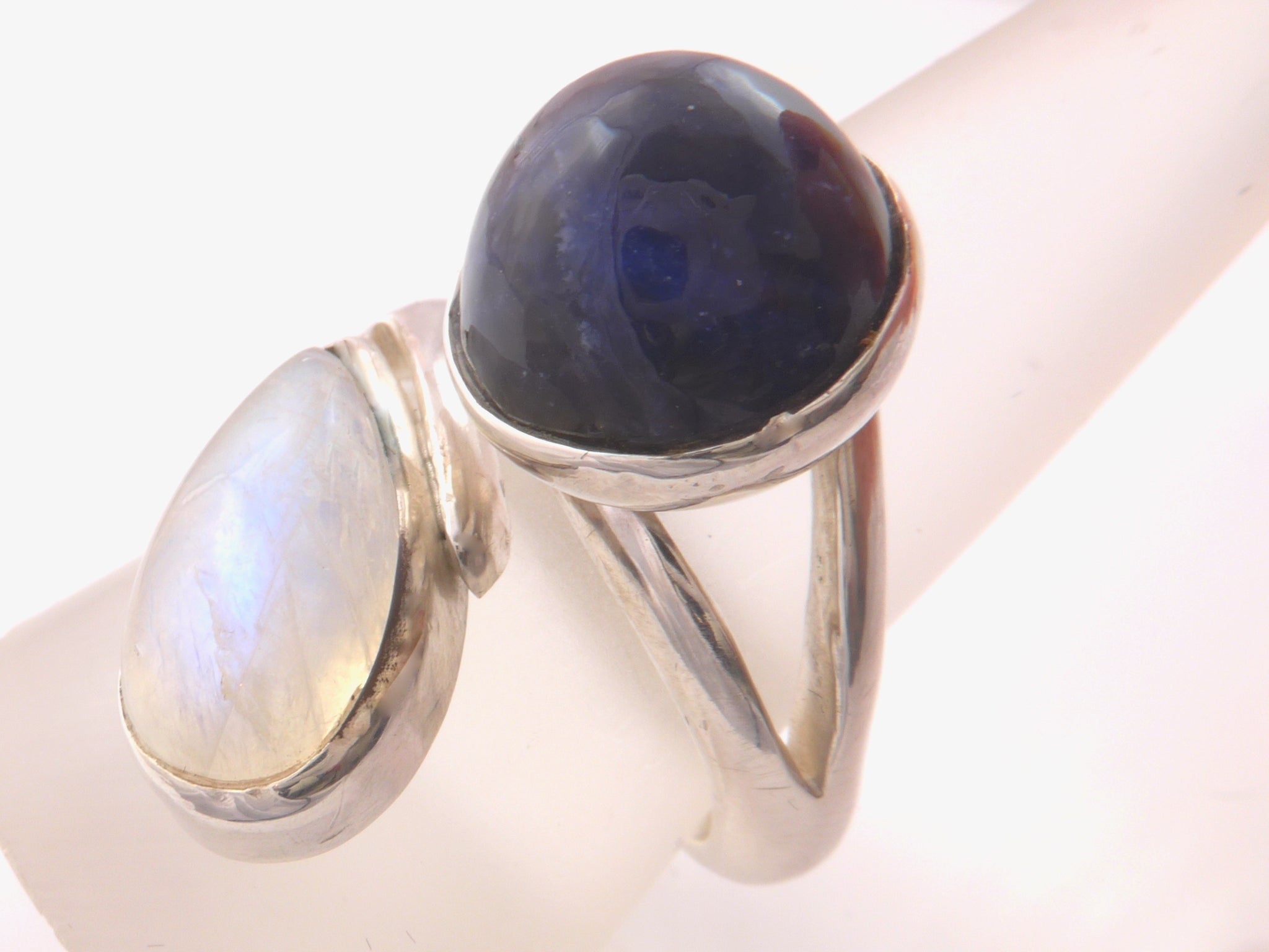 Zilveren ring met witte Labradoriet (Maansteen) en blauwe Sodaliet