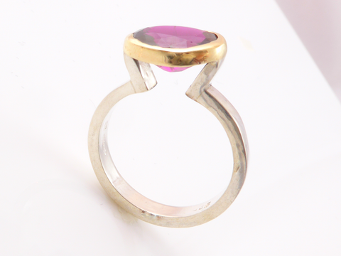 Zilveren ring met rode Almandine in gouden zetting