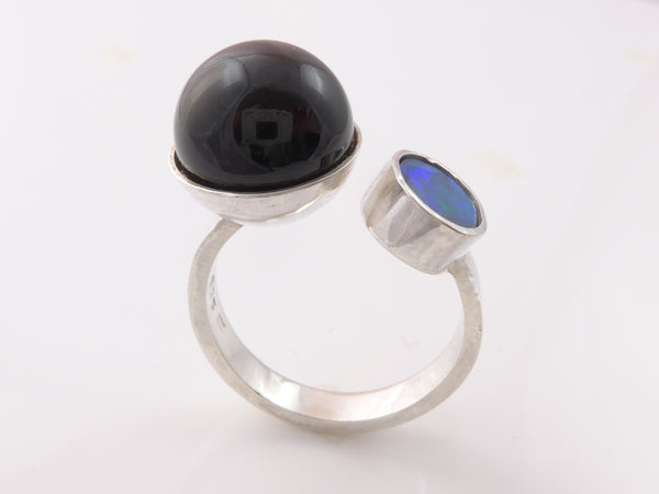 Zilveren ring met zwarte Onyx en Australische Lightning Ridge Opaal