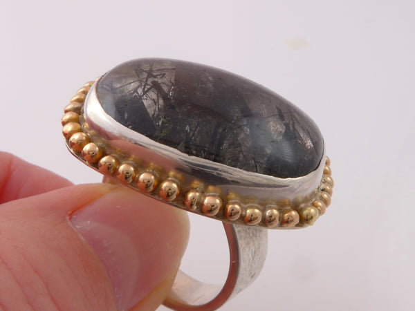 Zilveren ring met Rutielkwarts met rondom geelgouden granules