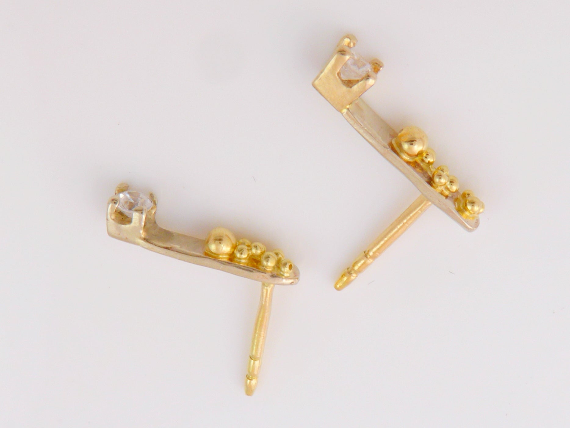 Geelgouden oorstekers met Zirconia en granules
