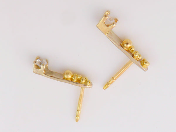 Geelgouden oorstekers met Zirconia en granules
