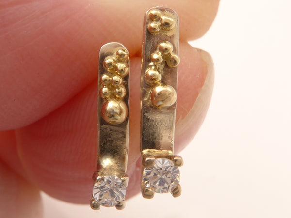 Geelgouden oorstekers met Zirconia en granules