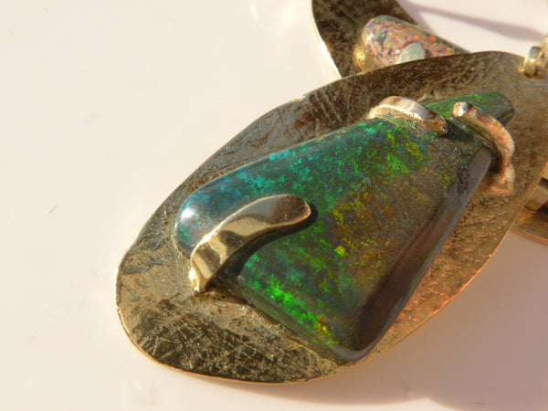 Exclusieve geelgouden oorhangers met zeldzame Andamooka Opalen