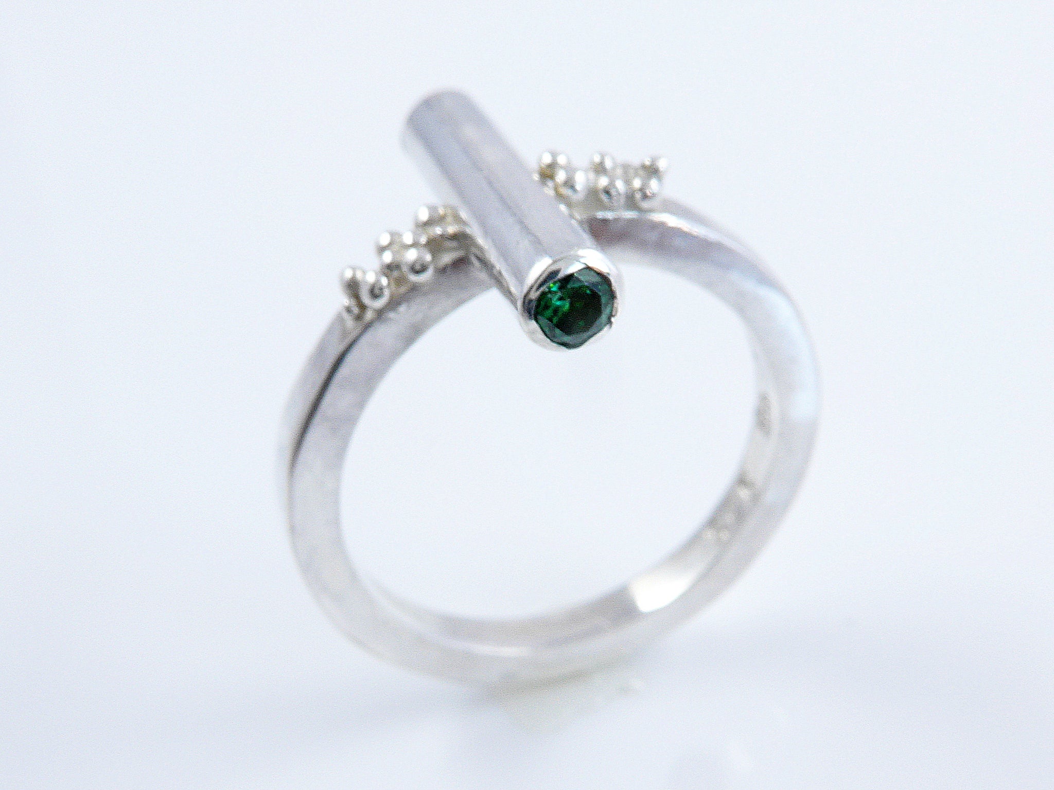 Zilveren ring met groene en zwarte Zirconia