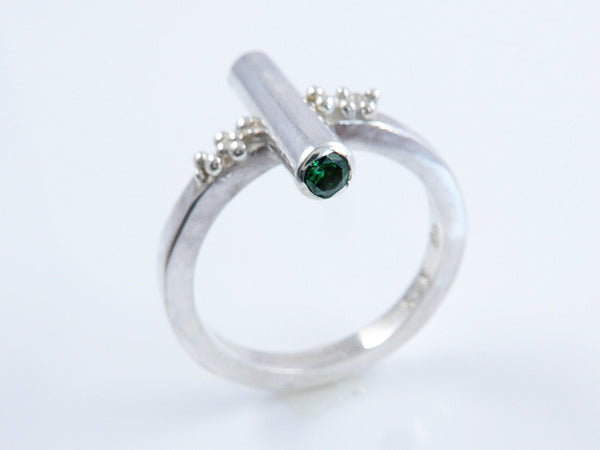 Zilveren ring met groene en zwarte Zirconia