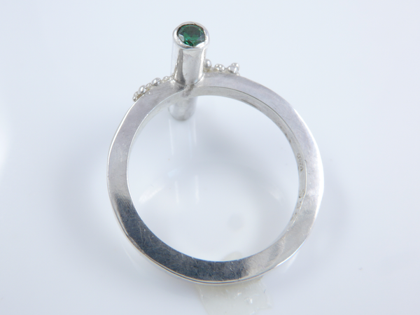 Zilveren ring met groene en zwarte Zirconia