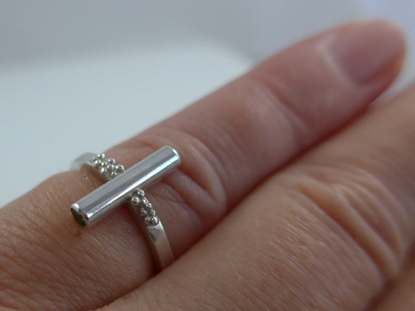 Zilveren ring met smaragdgroene en zwarte Zirconia
