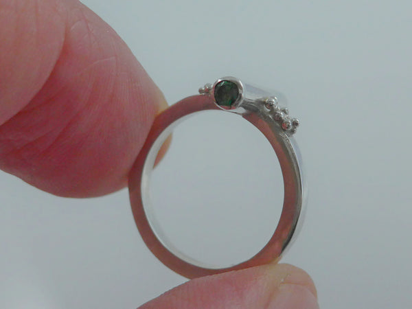 Zilveren ring met groene en zwarte Zirconia