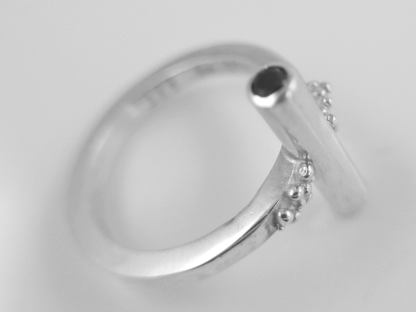 Zilveren ring met groene en zwarte Zirconia
