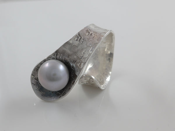Grote parel  blauw-roze op zilveren ring