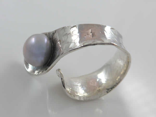 Grote parel  blauw-roze op zilveren ring