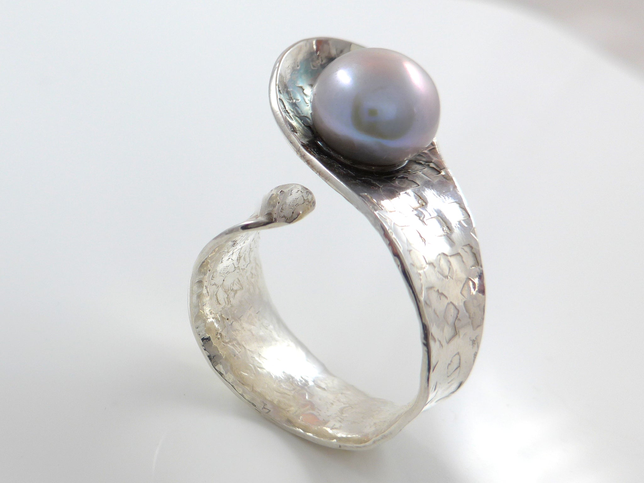 Grote parel  blauw-roze op zilveren ring