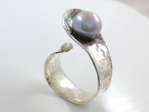 Grote parel  blauw-roze op zilveren ring