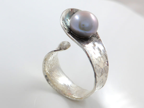 Grote parel  blauw-roze op zilveren ring