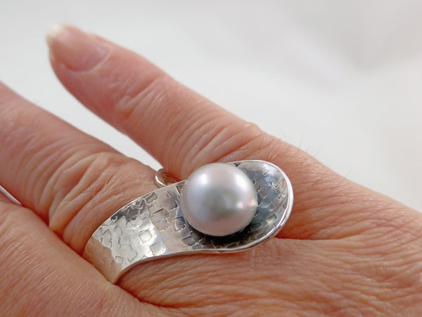 Grote parel  blauw-roze op zilveren ring