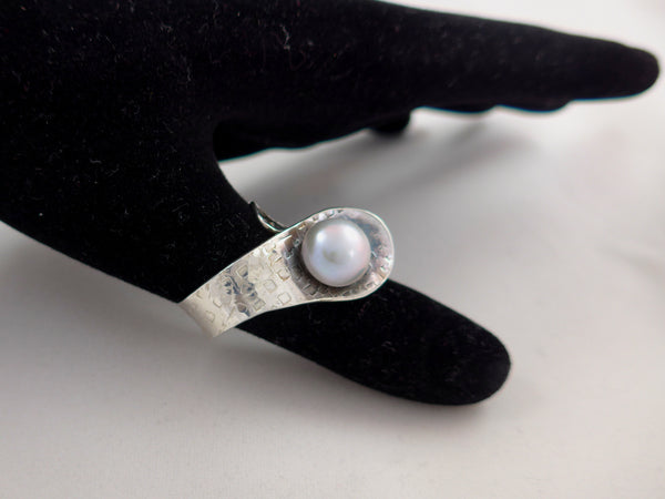 Grote parel  blauw-roze op zilveren ring