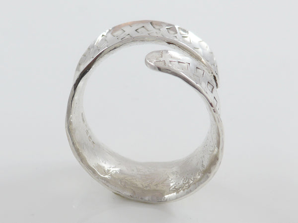 Brede zilveren, open ring met reliëf en anticlastisch gesmeed