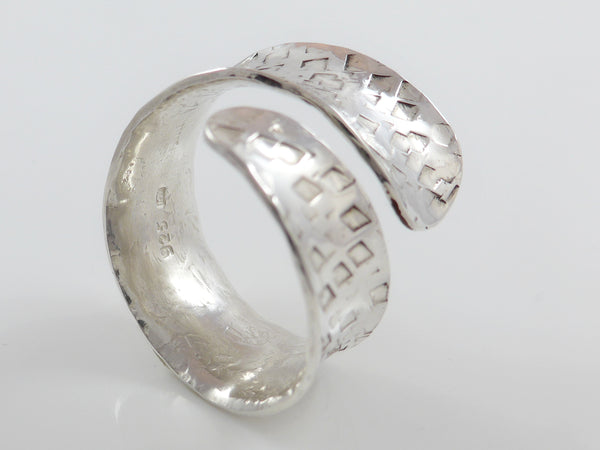 Brede zilveren, open ring met reliëf en anticlastisch gesmeed 