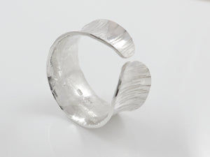 Brede zilveren, open ring met reliëf en anticlastisch gesmeed