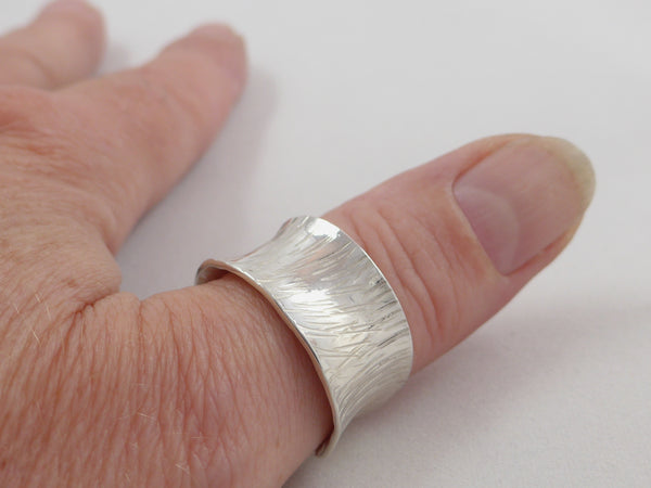Brede zilveren, open ring met reliëf en anticlastisch gesmeed