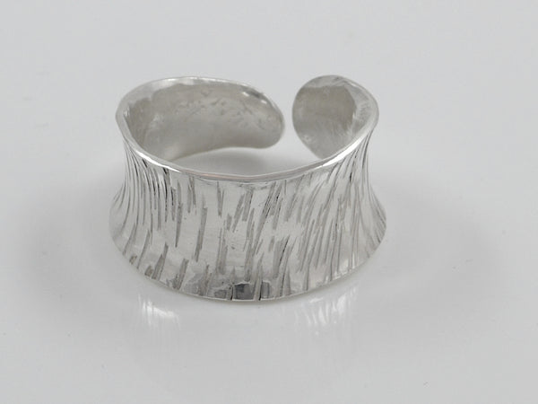 Brede zilveren, open ring met reliëf en anticlastisch gesmeed