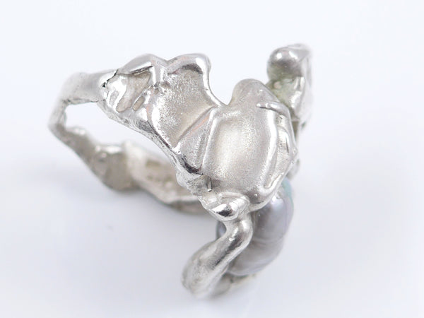 Een flinke, stoere ring aan je hand met daarop een prachtig warmglanzende, blauwgrijze barokke zoetwaterparel is altijd iets bijzonders. De ring is gegoten en daardoor massief maar toch niet zwaar. De vorm is organisch en vloeiend. 