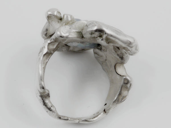 Een flinke, stoere ring aan je hand met daarop een prachtig warmglanzende, blauwgrijze barokke zoetwaterparel is altijd iets bijzonders. De ring is gegoten en daardoor massief maar toch niet zwaar. De vorm is organisch en vloeiend. 